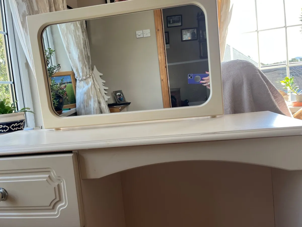 Dressing table and lockers. - Image 1