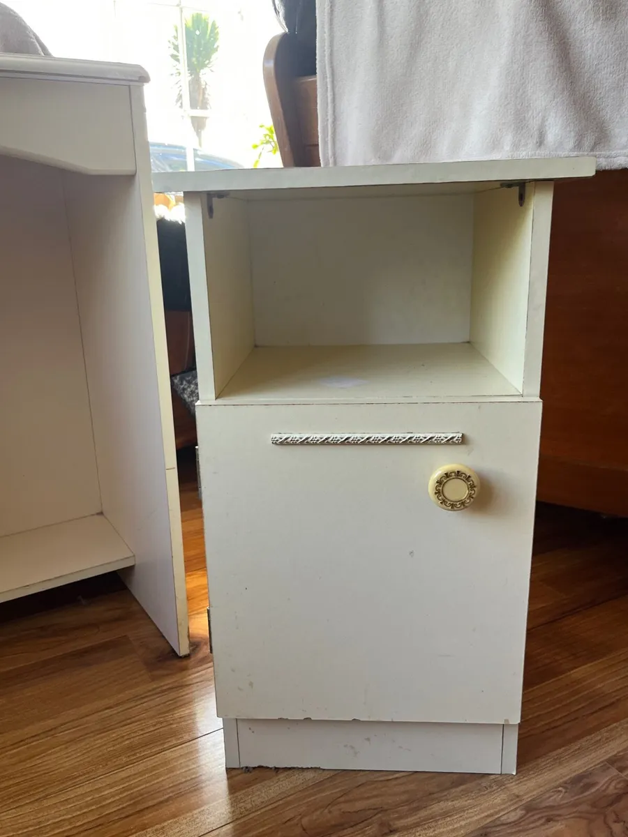 Dressing table and lockers. - Image 2