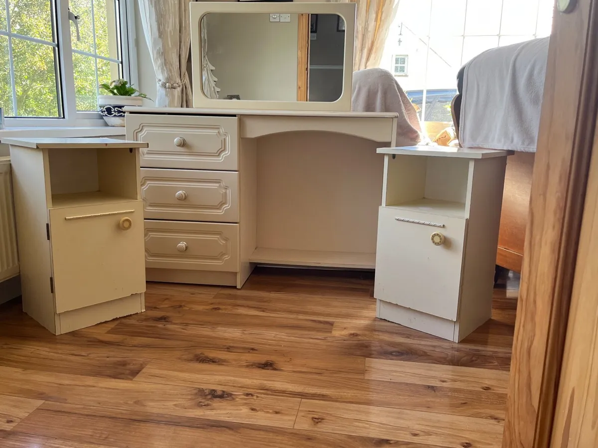 Dressing table and lockers. - Image 3