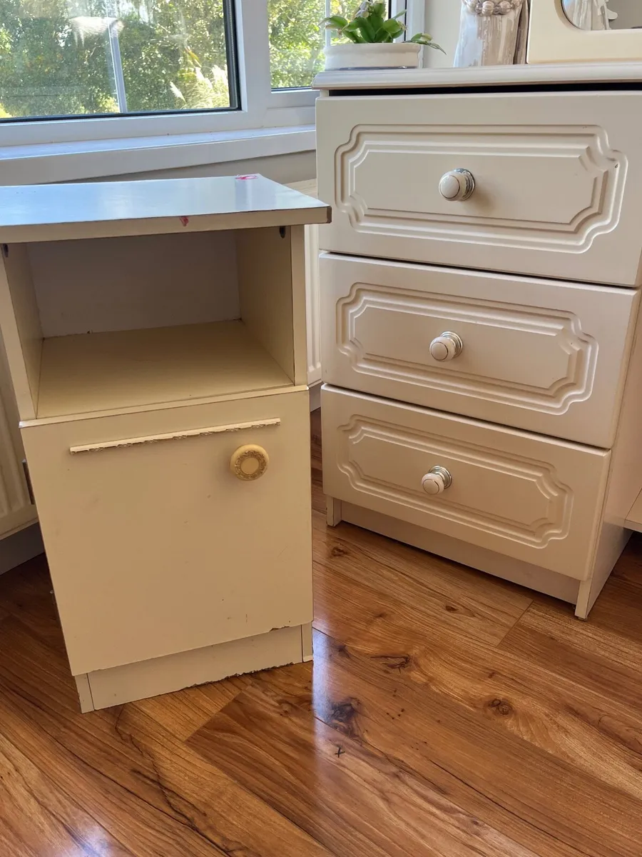 Dressing table and lockers. - Image 4