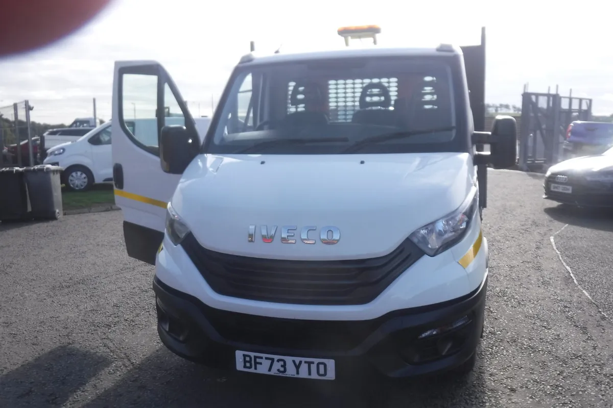 Iveco Daily 2023 35-140 13ft9" dropside with tow b - Image 2
