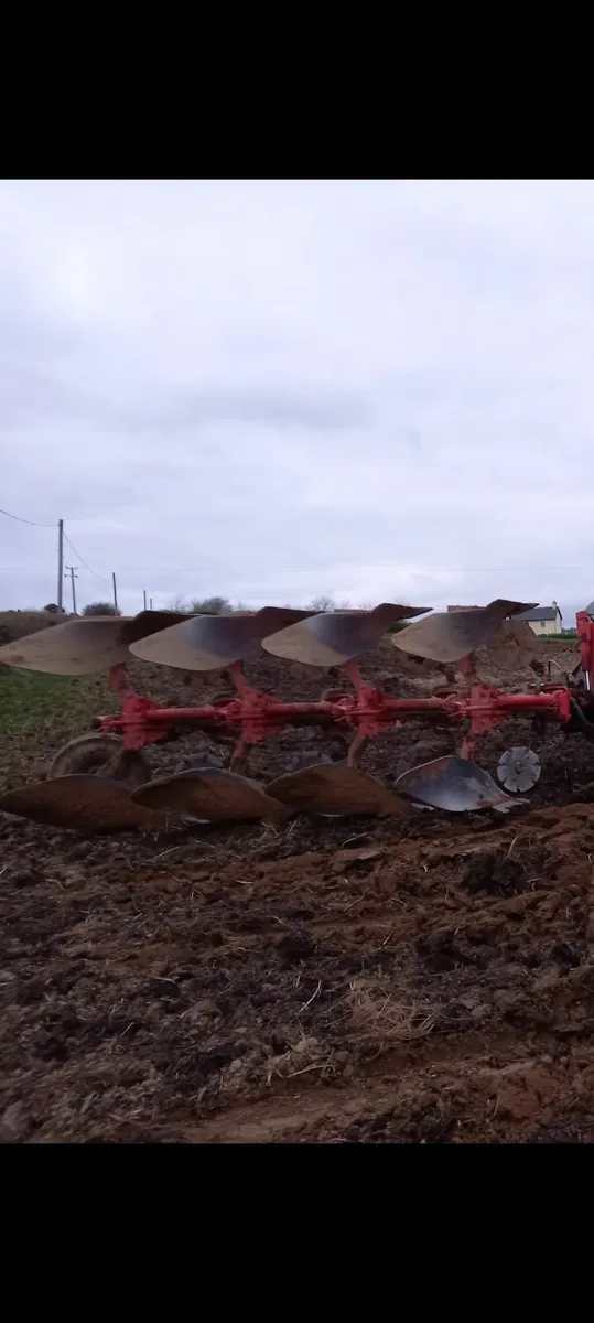 Vogel and noot 4 furrow reversible plough - Image 1