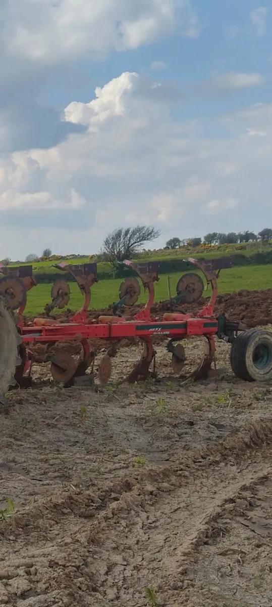 Vogel and noot 4 furrow reversible plough - Image 2