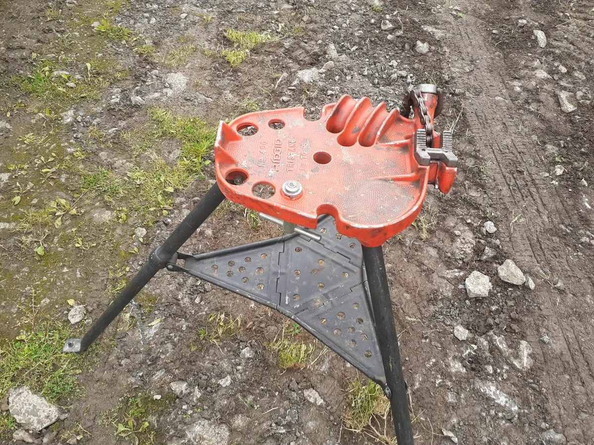 RIDGID NO 450 TRISTAND BENCH - Image 1