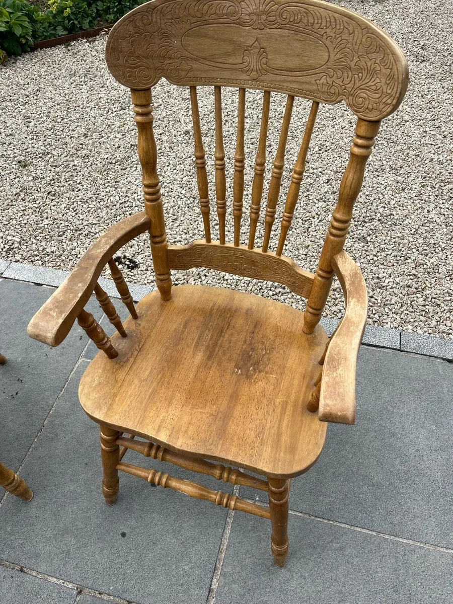 5 wooden chairs - Image 1