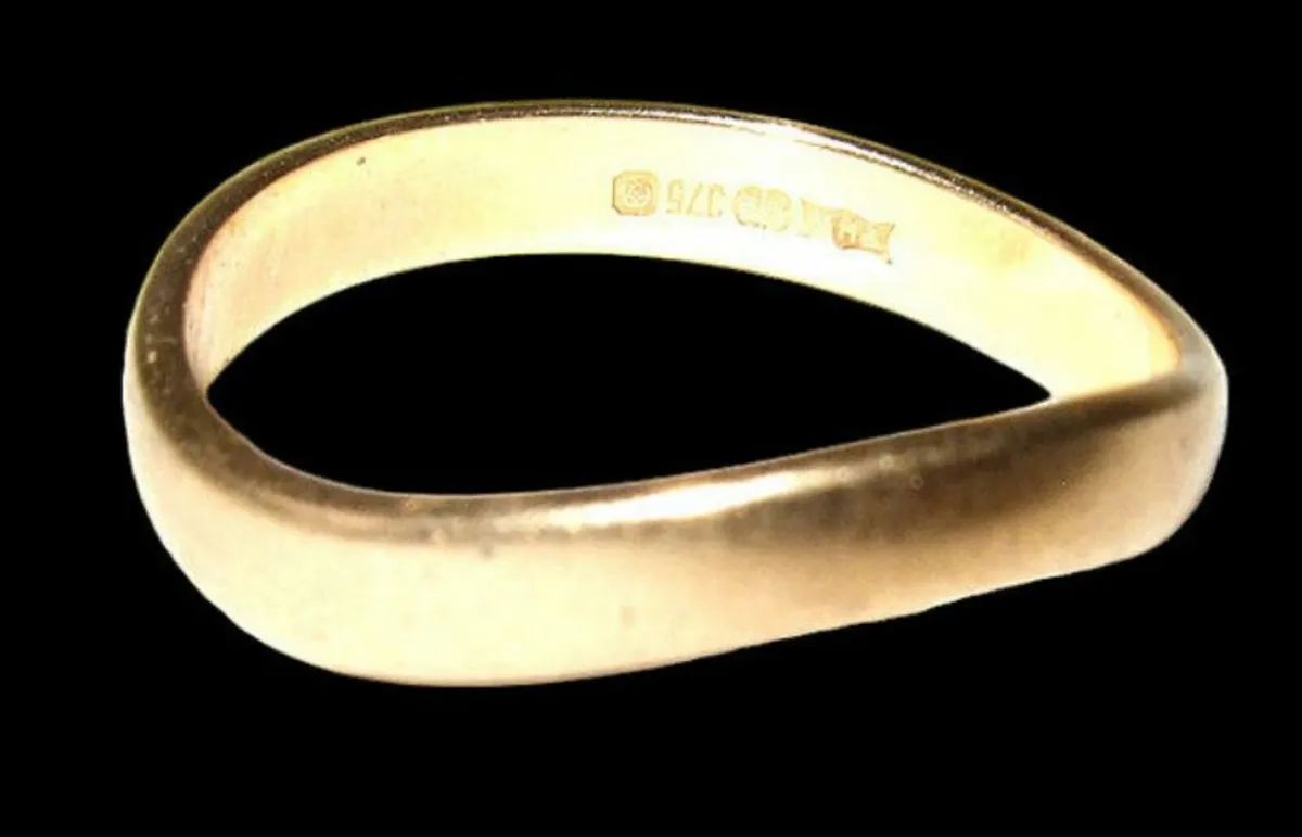 Vintage Hallmarked 9ct Gold Curved Wedding Band - Image 2