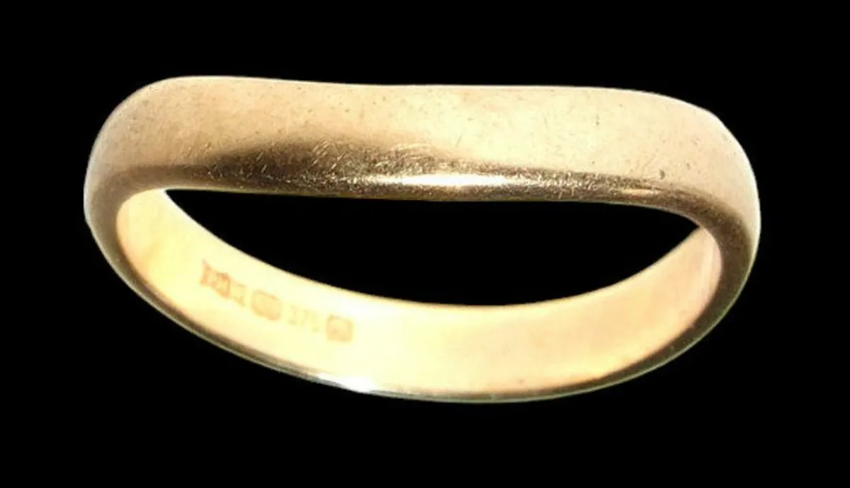 Vintage Hallmarked 9ct Gold Curved Wedding Band - Image 3