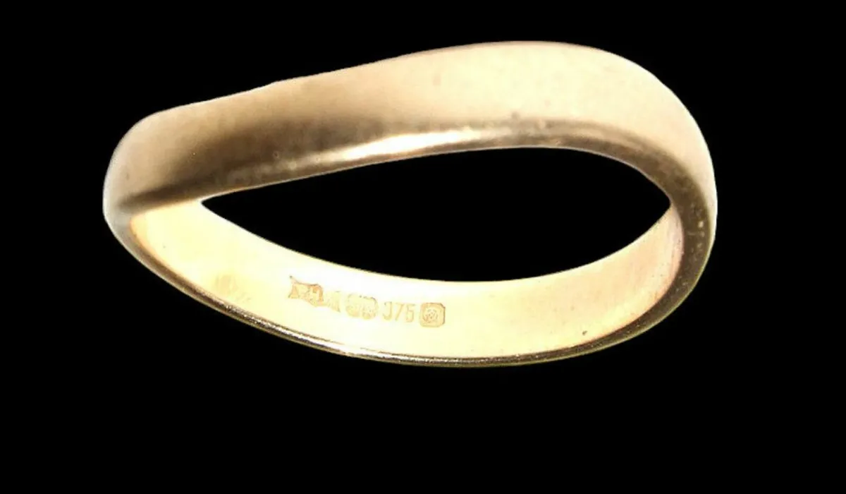 Vintage Hallmarked 9ct Gold Curved Wedding Band - Image 4