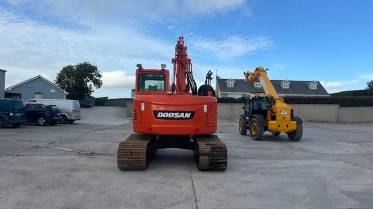 2015 Doosan DX 140 LCR-3 - Image 2