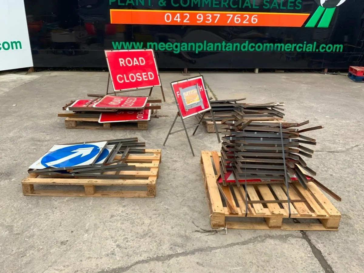 FOLDING ROAD SIGNSASSORTED SIGNAGE. - Image 2