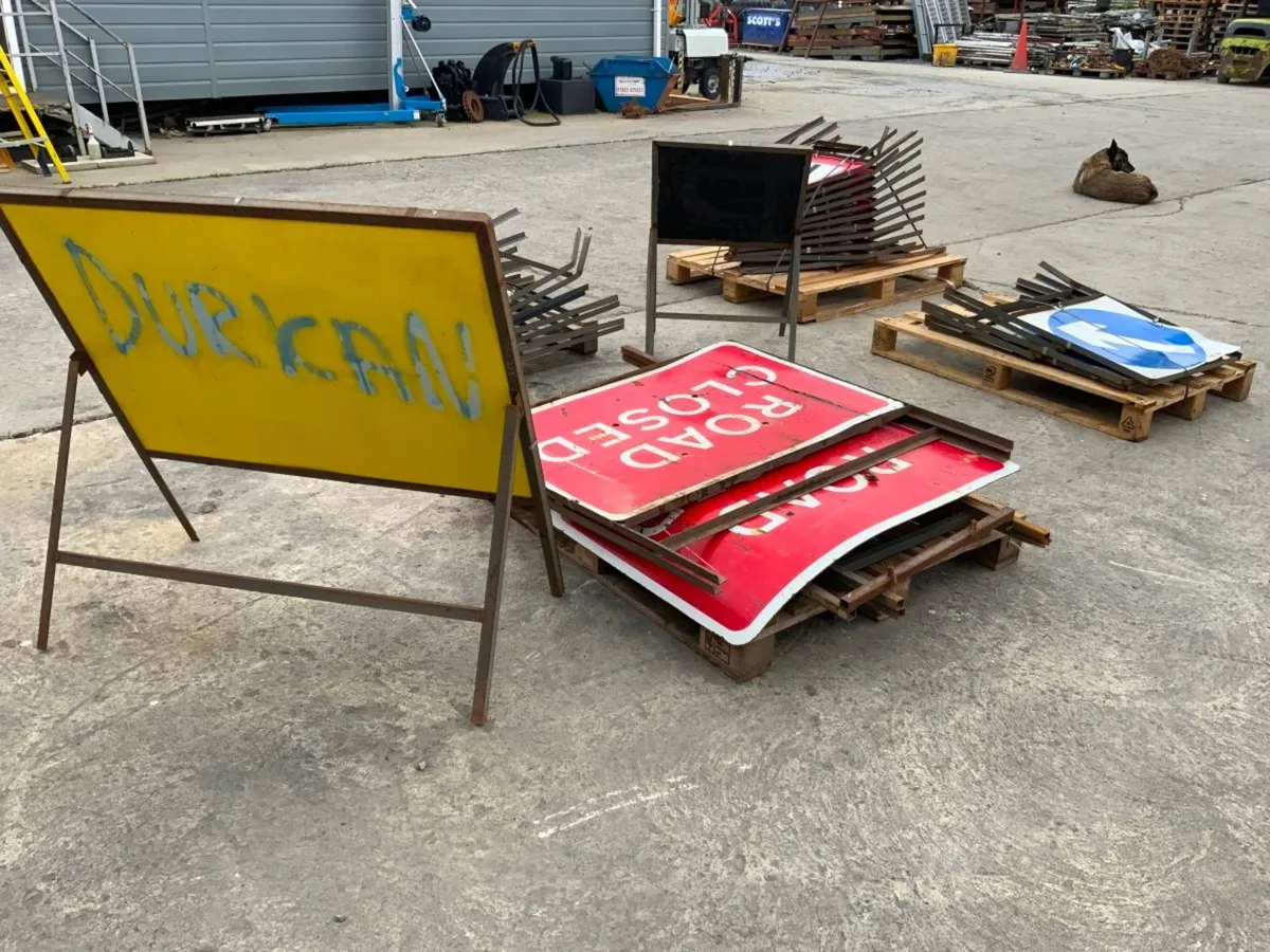 FOLDING ROAD SIGNSASSORTED SIGNAGE. - Image 3