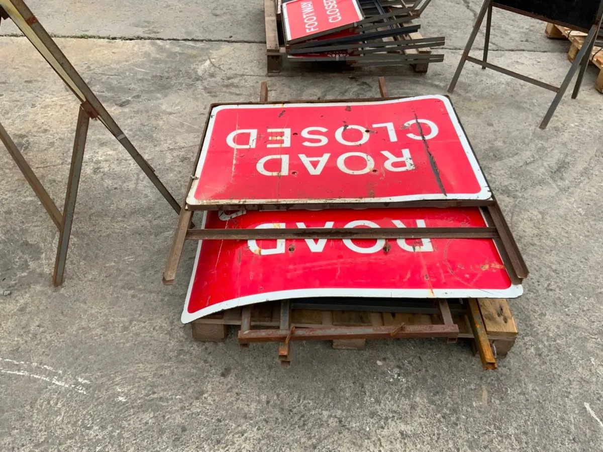 FOLDING ROAD SIGNSASSORTED SIGNAGE. - Image 4