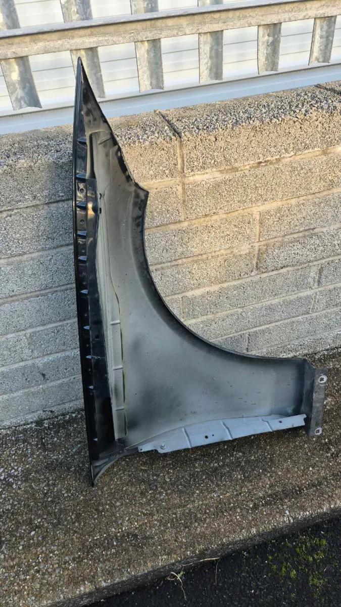Mercedes CLS passenger wing - Image 2