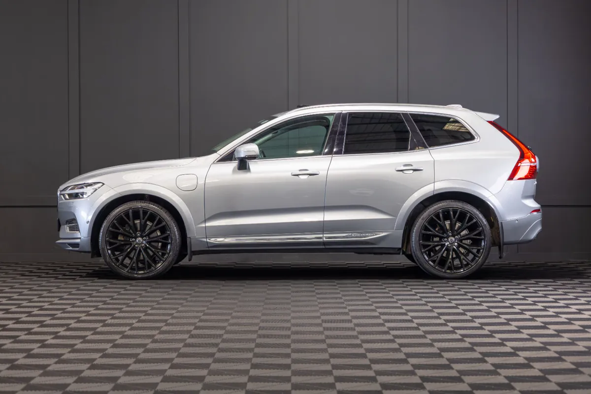 2018 Volvo XC60 T8 Inscription Pro - Image 3