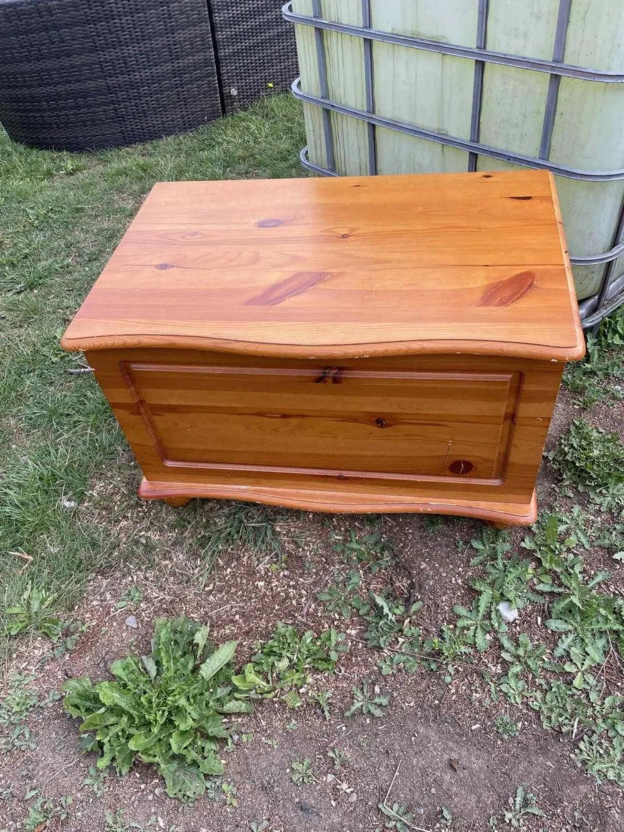 Solid wooden blanket box - Image 1
