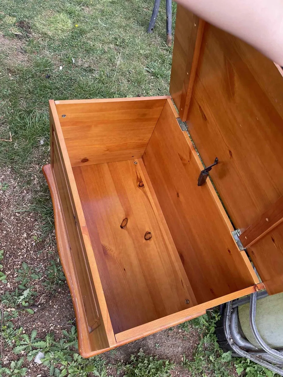 Solid wooden blanket box - Image 3