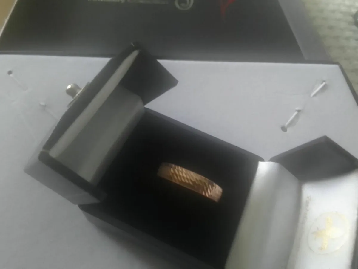 9ct ROSE GOLD DIAMOND CUT BAND RING N - Image 1