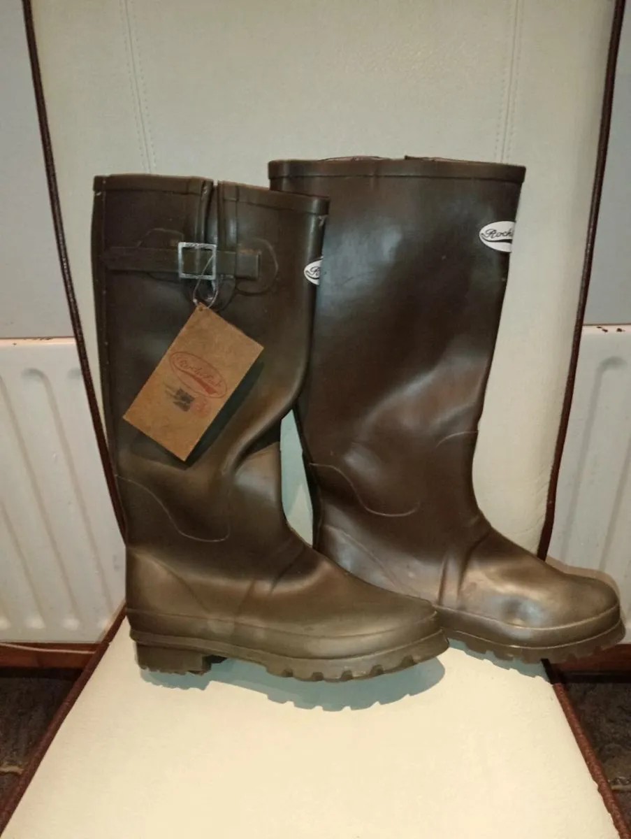 Women's Rockfish wellington's size 6 - Image 1