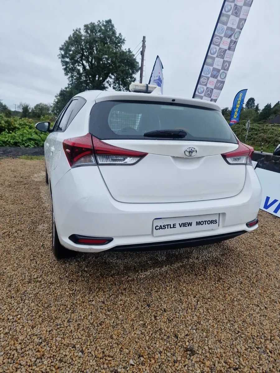 19 Toyota Auris Van 1.4 D4D - Image 3