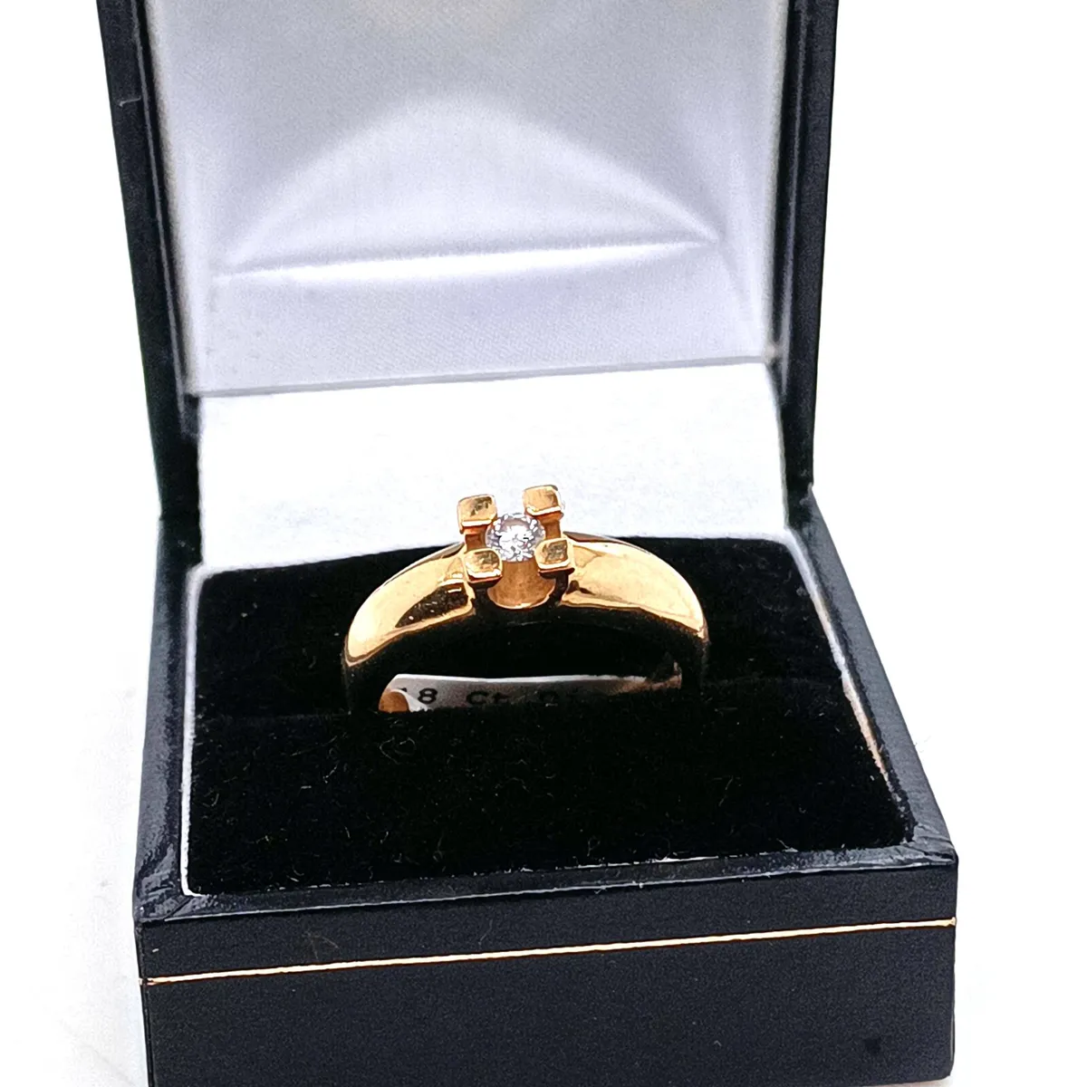 Contemporary 18 k yellow gold & diamond ring - Image 1