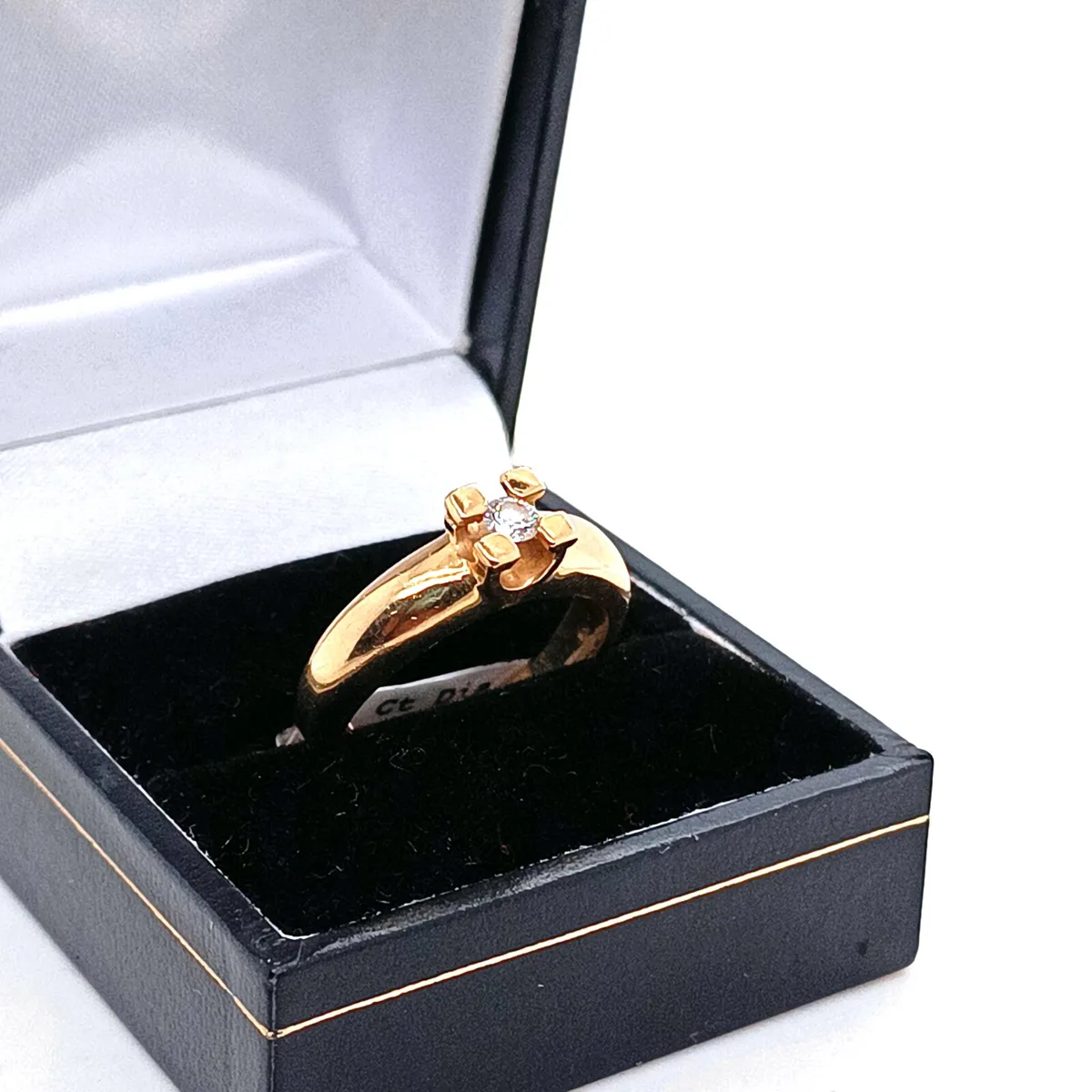 Contemporary 18 k yellow gold & diamond ring - Image 2