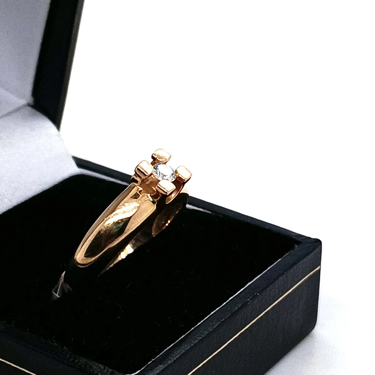 Contemporary 18 k yellow gold & diamond ring - Image 4
