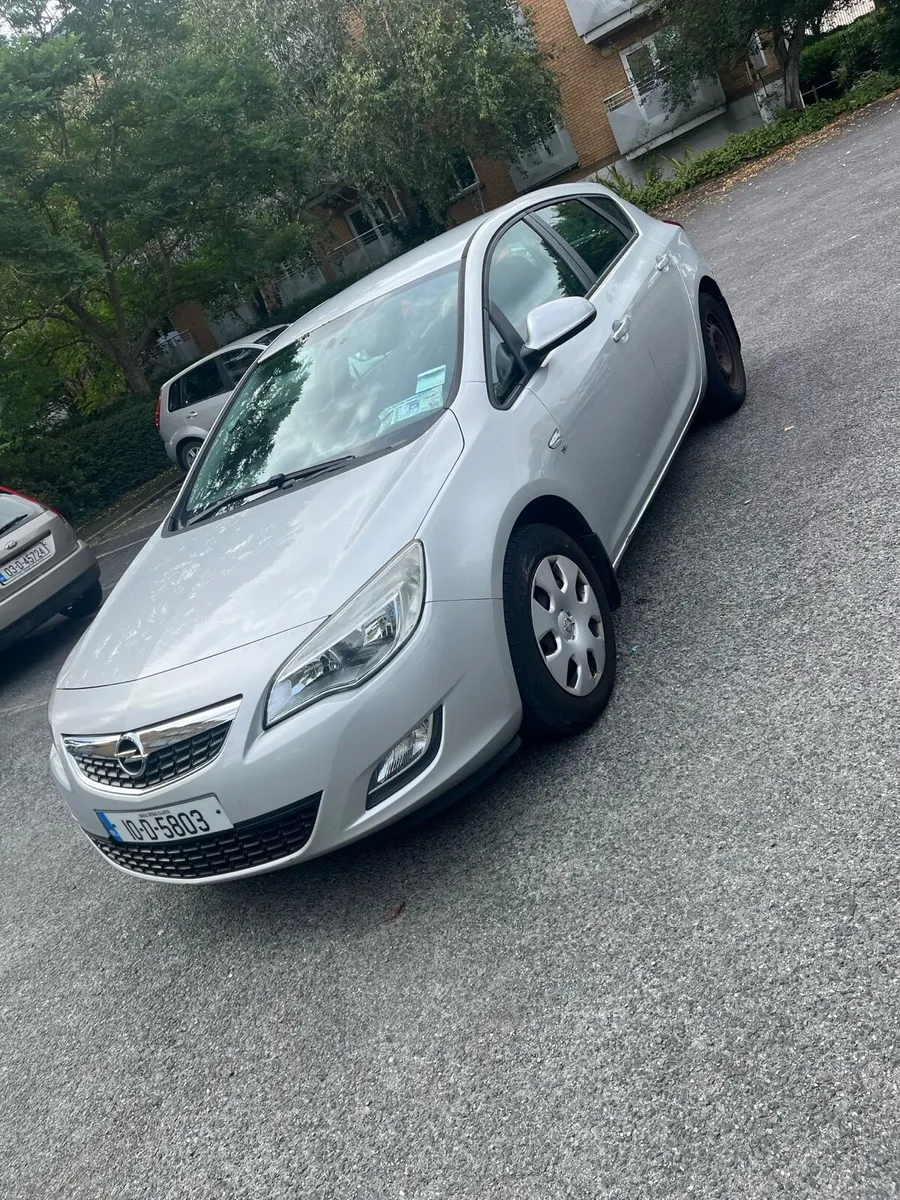 Opel Astra 2010 - Image 2