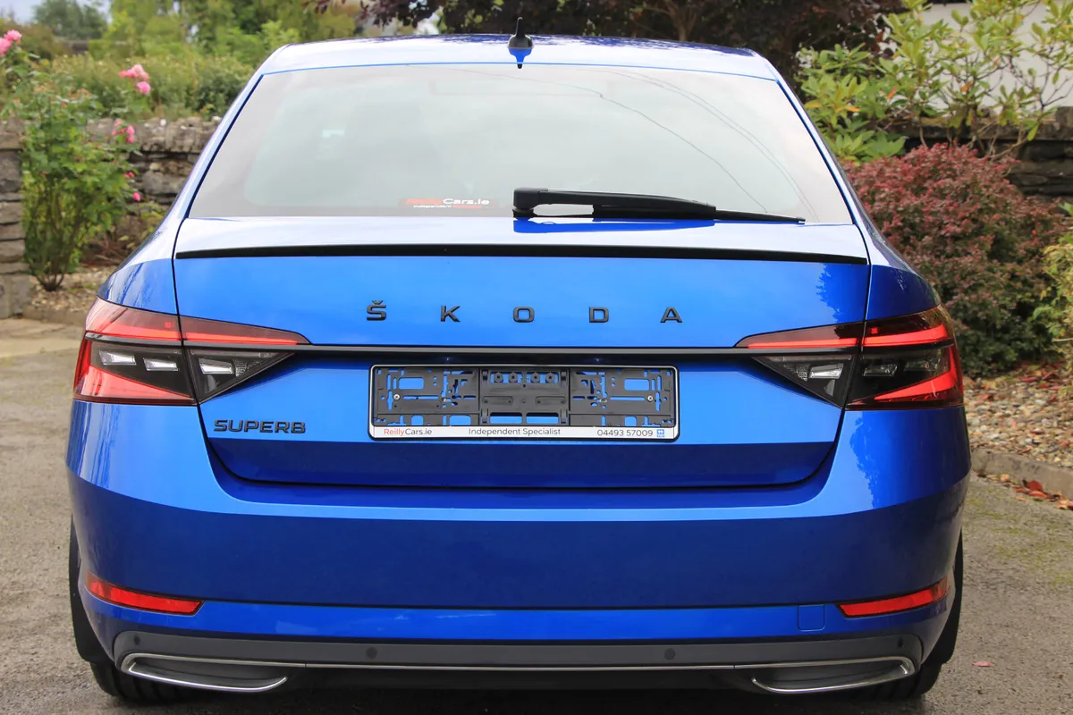 Superb Sportline * Sunroof * 1 owner from new - Image 4