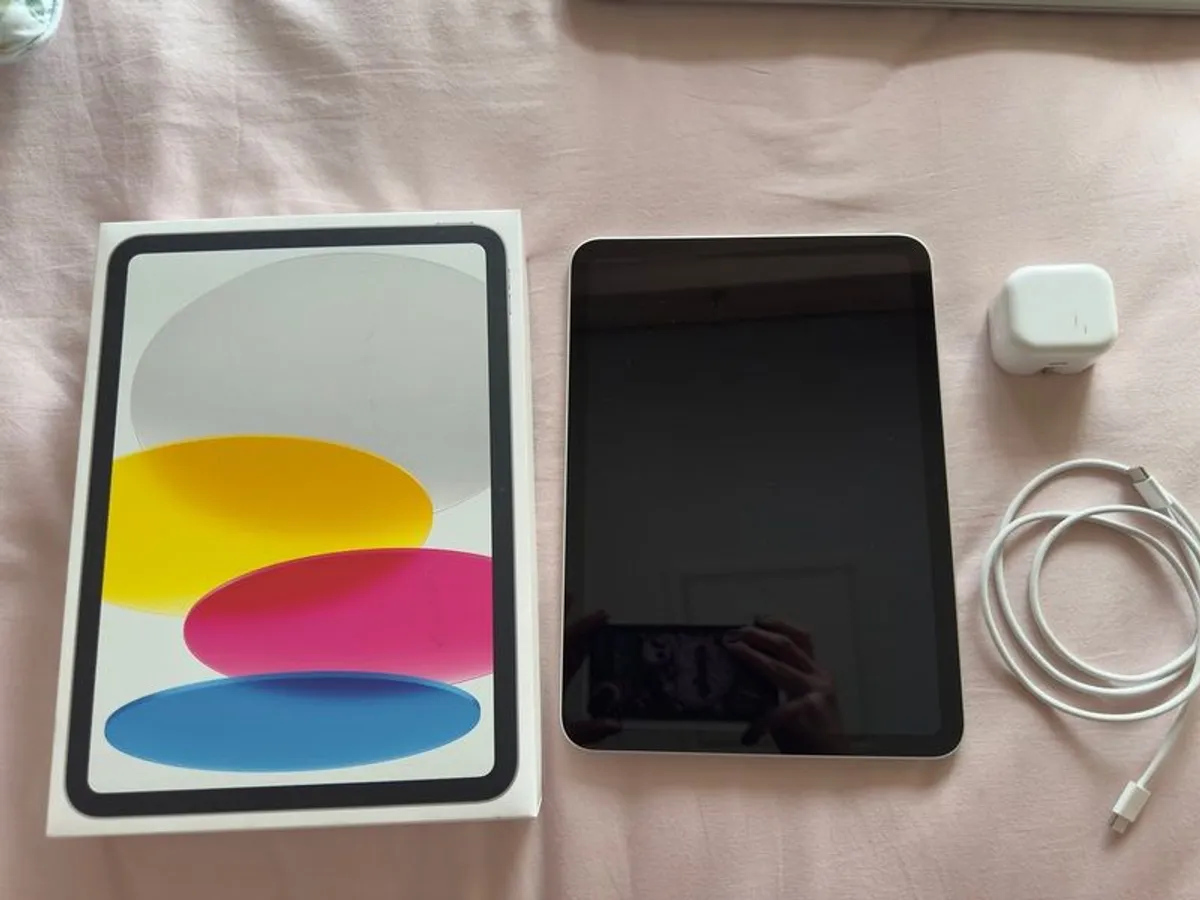 Ipad 10th Generation - Image 1