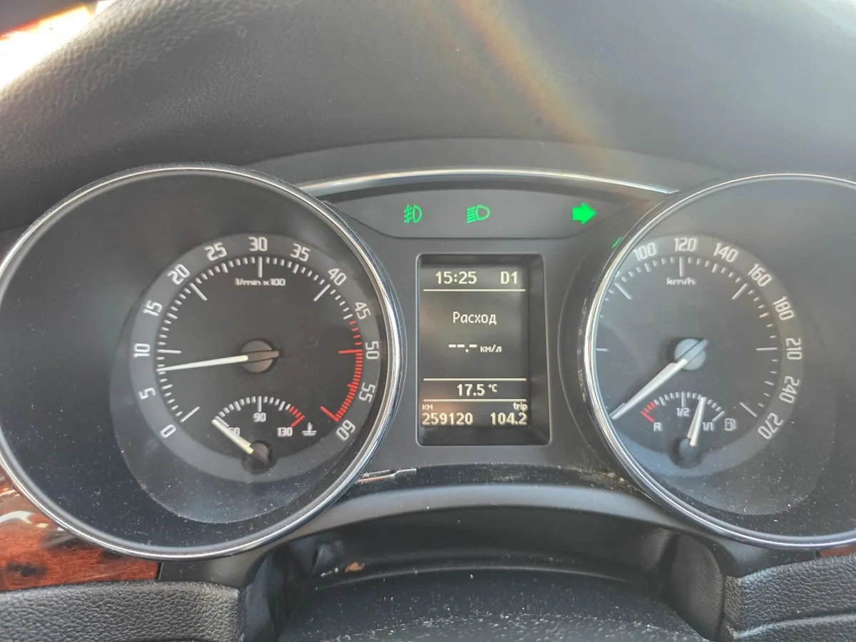 Skoda Superb 2011 - Image 2