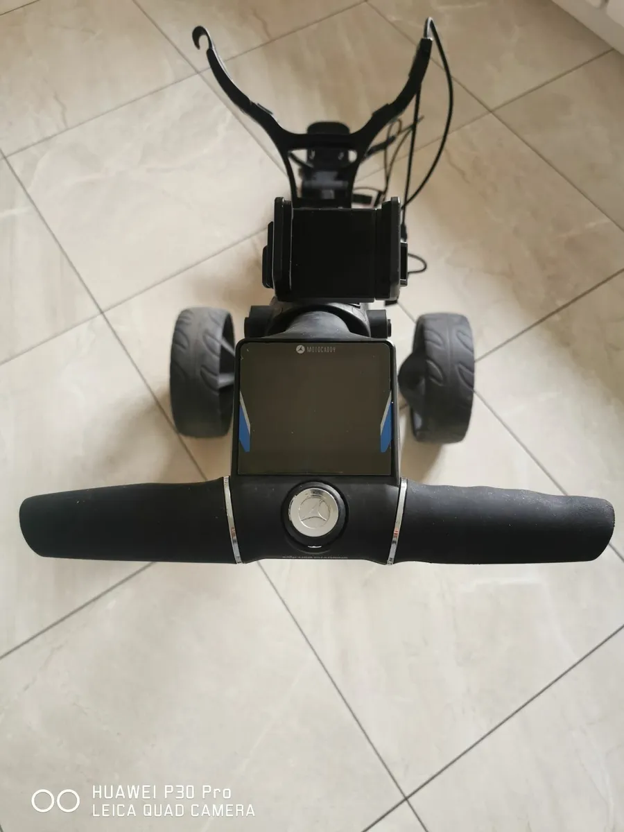 Motocaddy M5 GPS Electric Trolley - Image 4