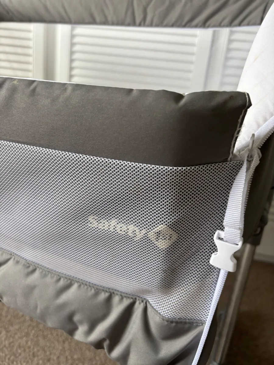 Safety 1st Bedside Crib - Image 2
