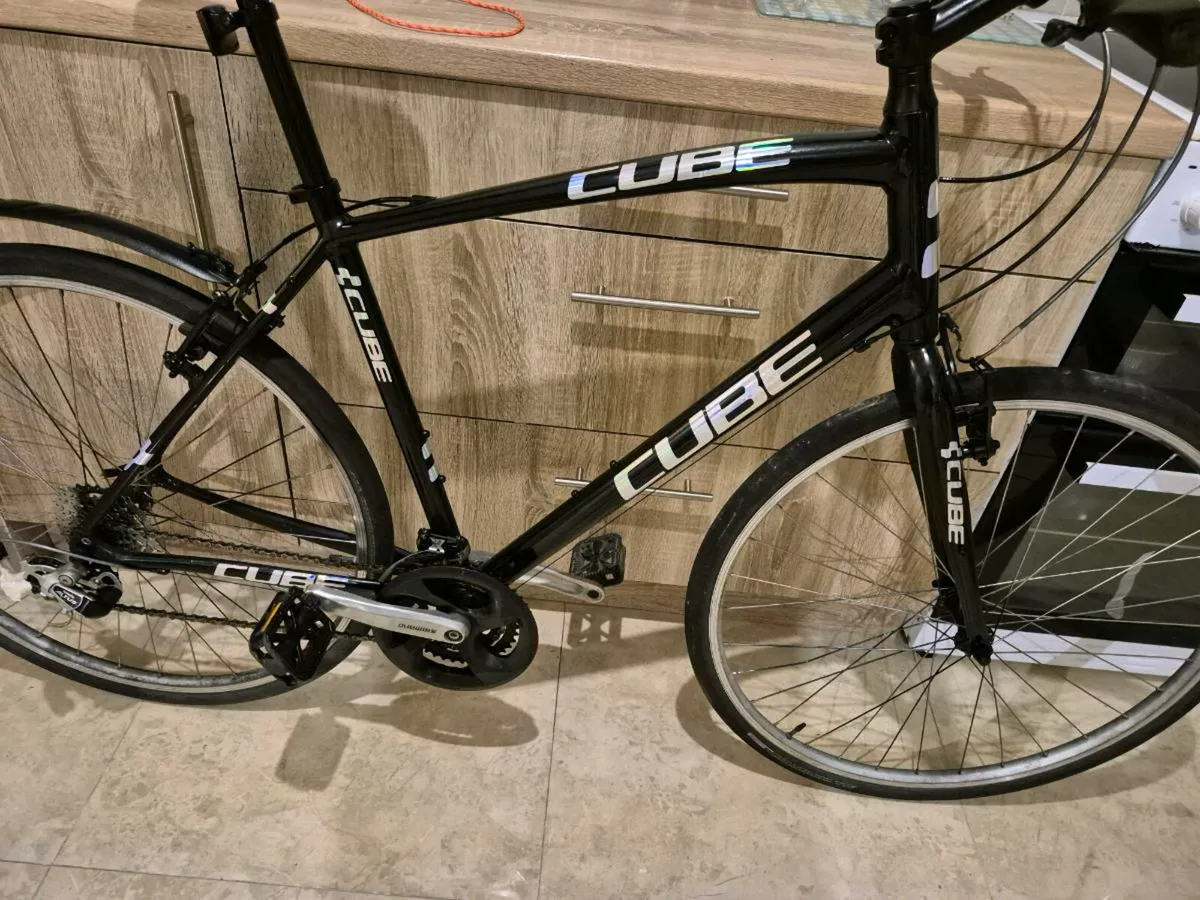 Adults Cube LS LTD hybrid bike Frame 20" 
Speeds. - Image 4