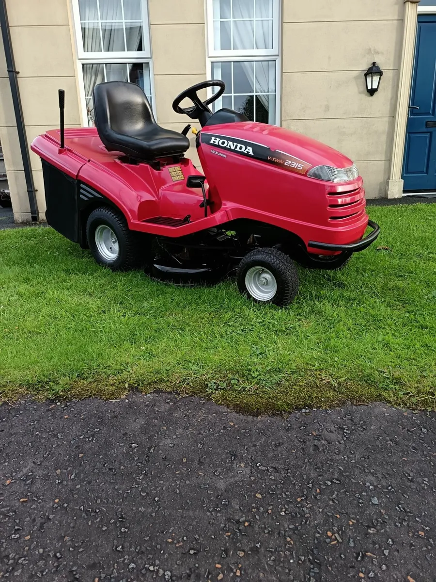 Honda ride on lawnmower - Image 1