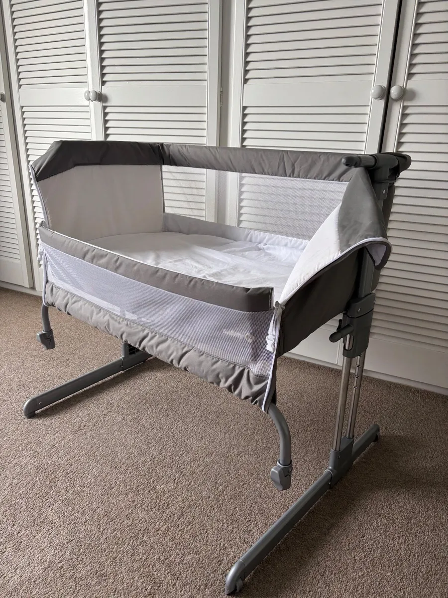 Safety 1st Bedside Crib - Image 1
