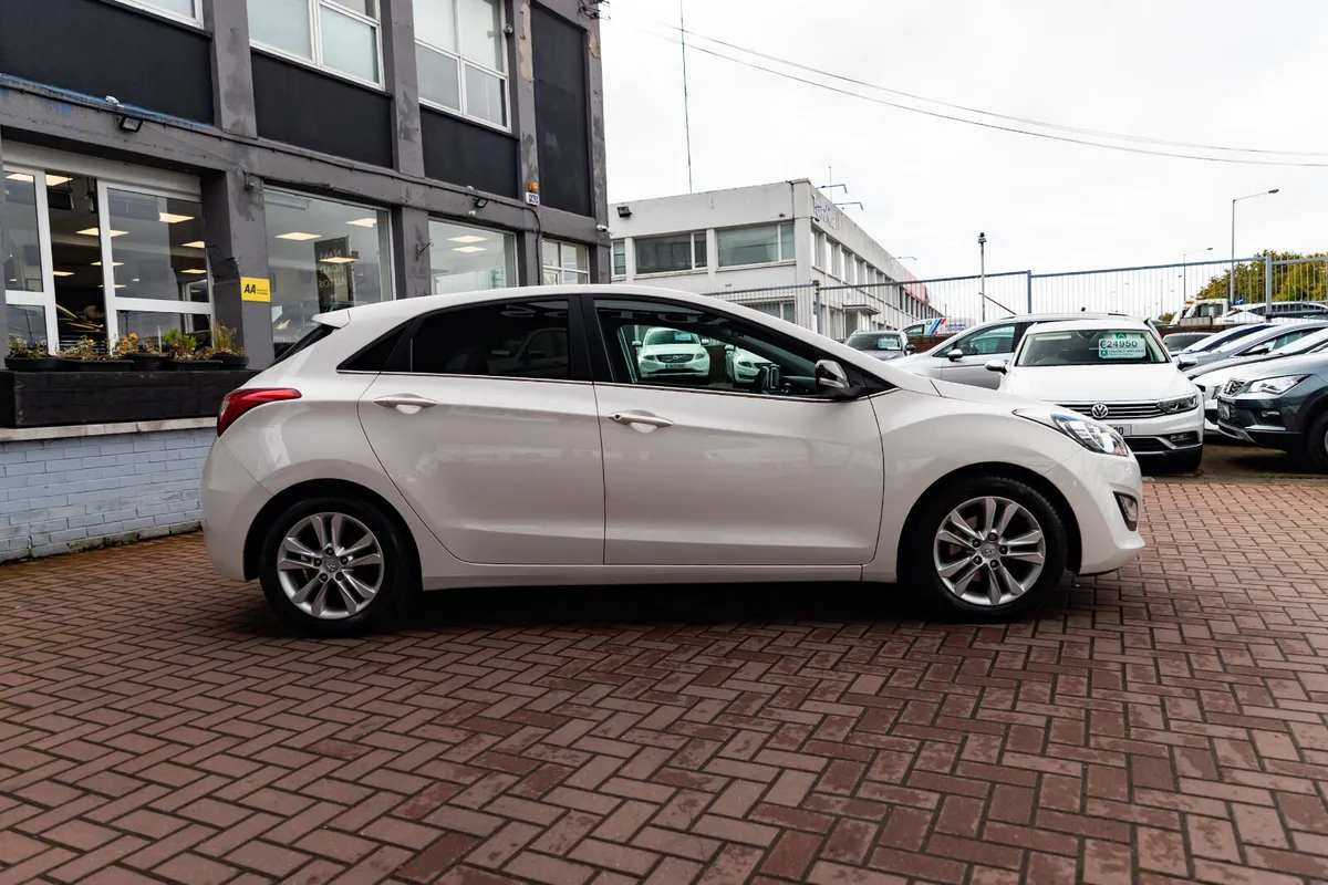 Hyundai i30 1.4 T-GDI SE EDITION 100BHP 5DR HATCH - Image 2