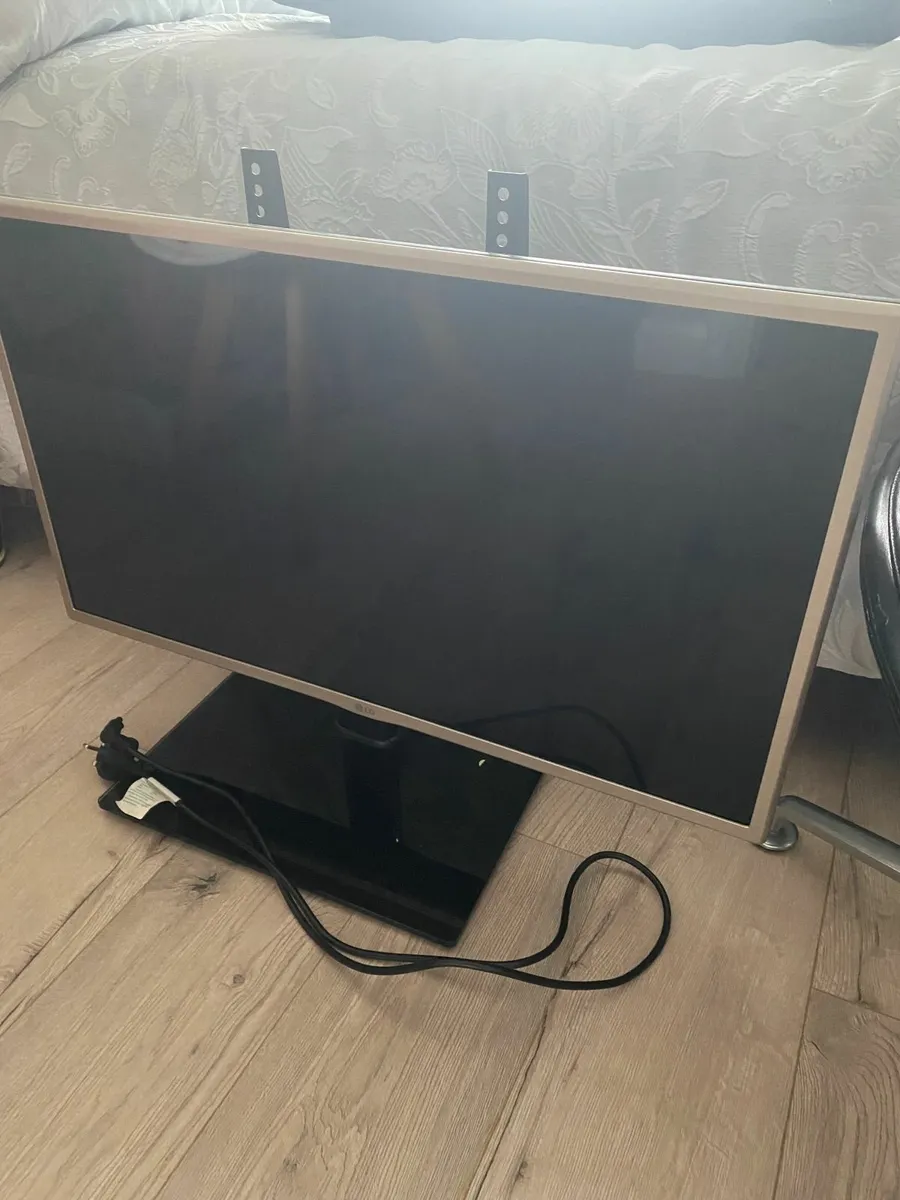 LG 32” HD TV - Image 1