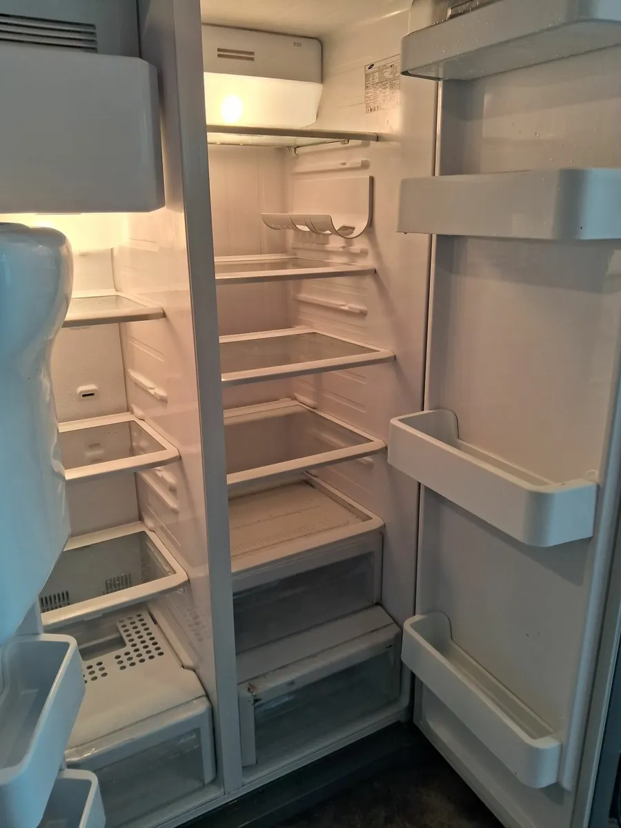 SAMSUNG AMERICAN FRIDGE AND FREEZER - Image 2