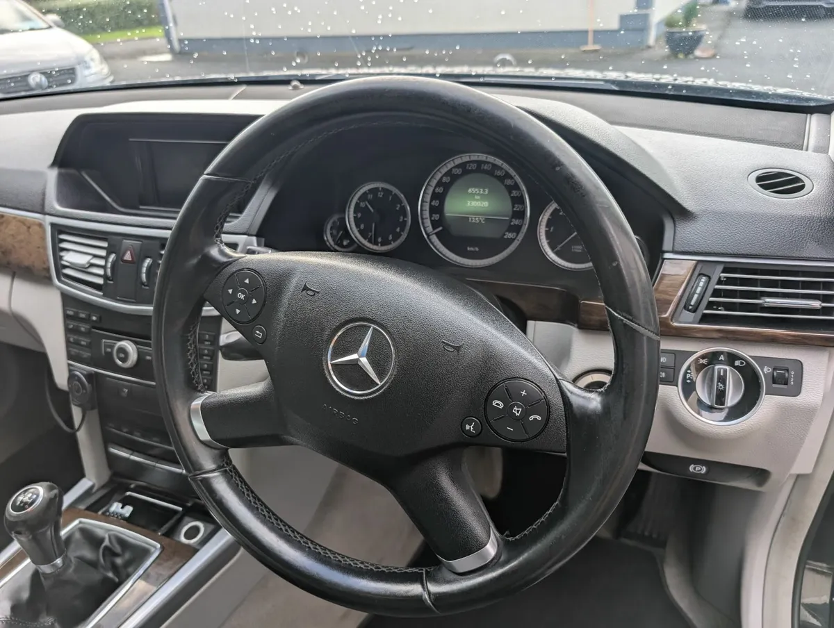 Mercedes-Benz E-Class 2011 - Image 2