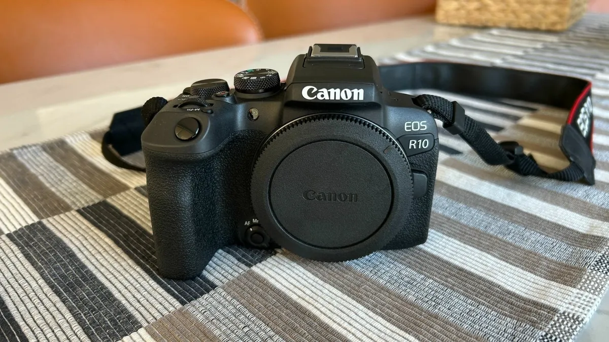 Canon EOS R10 + 2 Lenses || RF-S 18-45mm + RF 50mm - Image 3