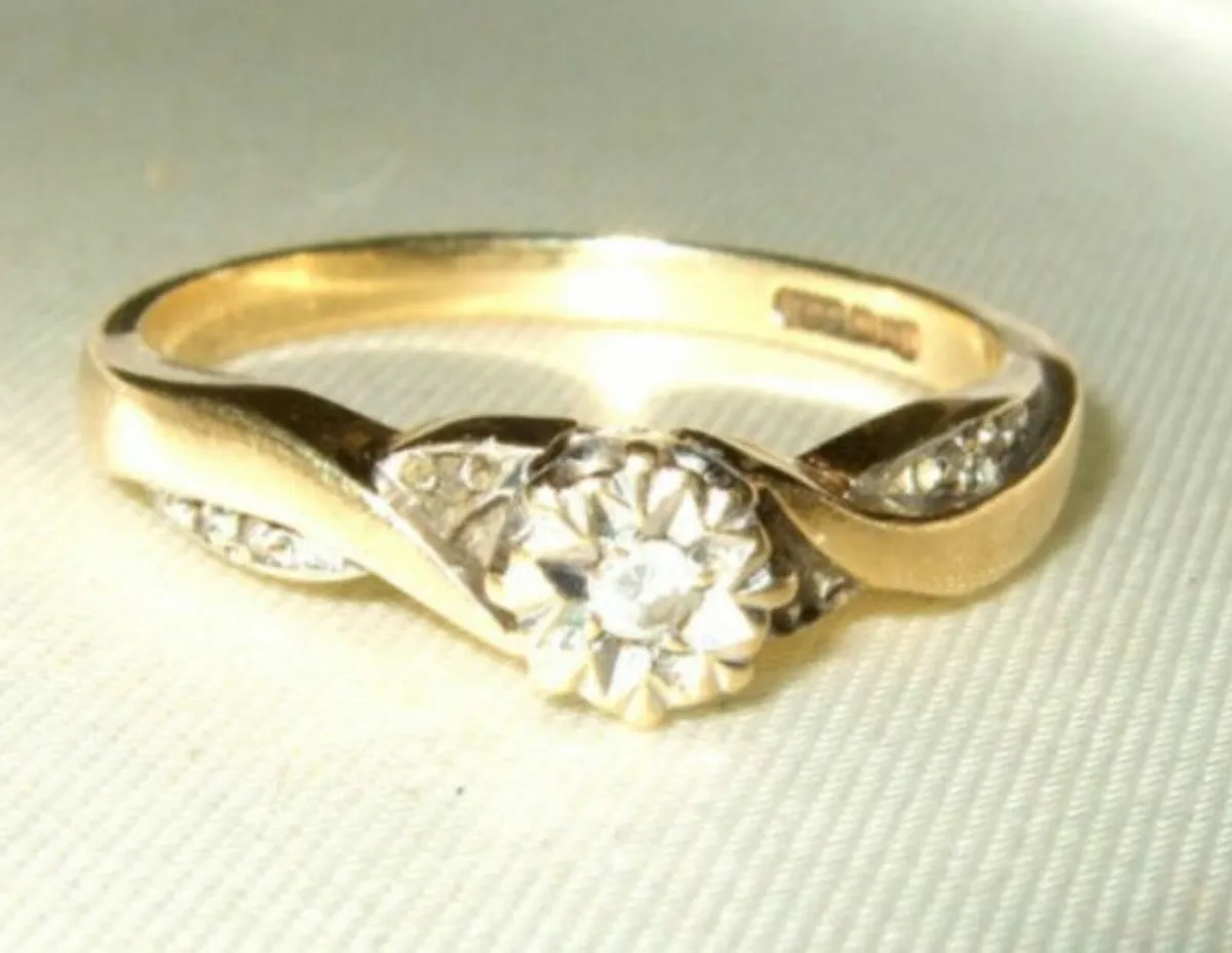 Vintage Hallmarked Diamond 9ct Gold Ring - Image 1
