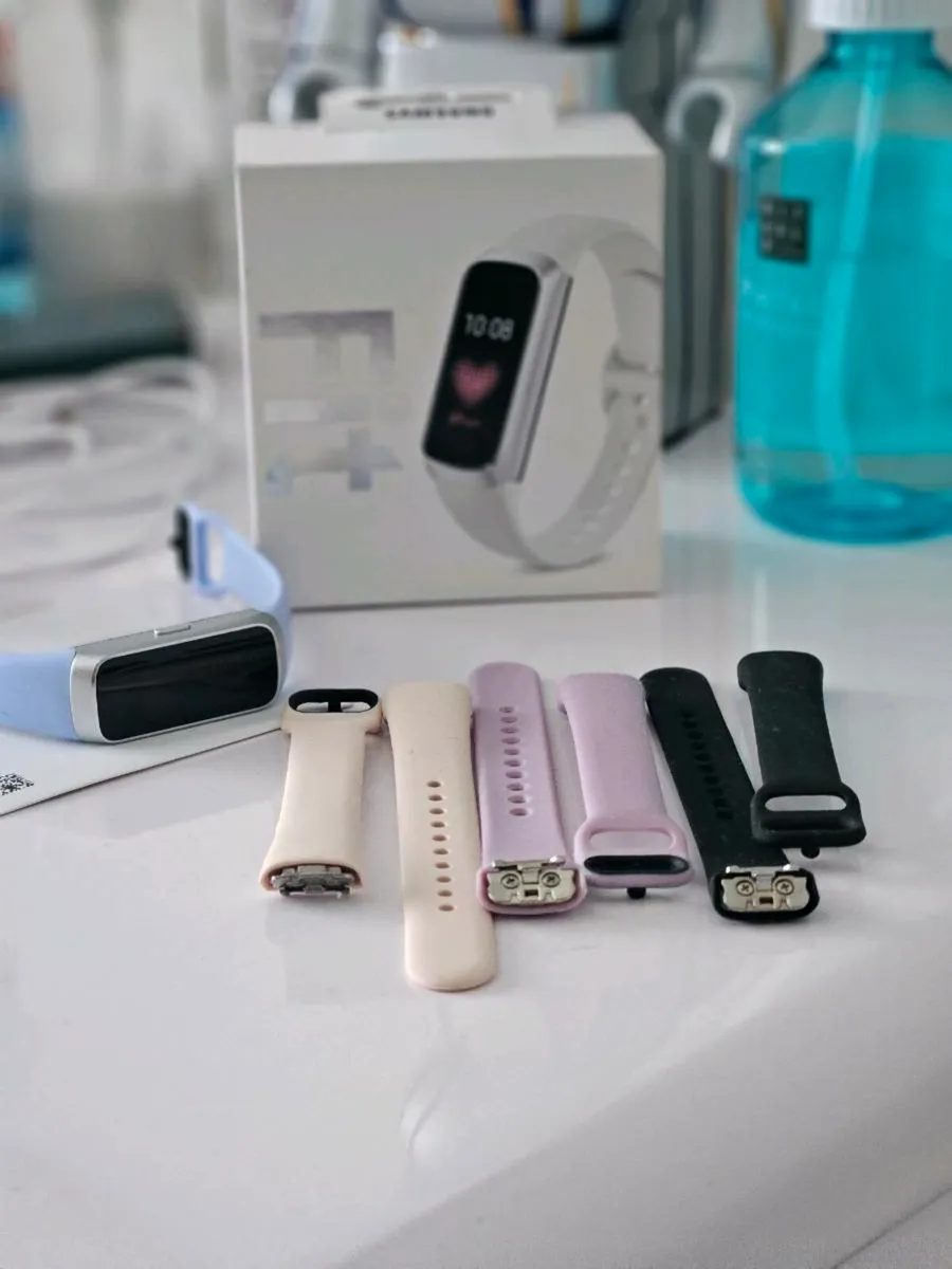 Samsung fit watch - Image 1