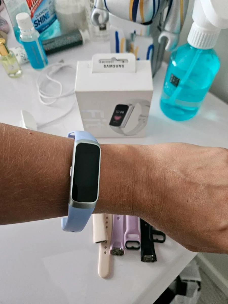 Samsung fit watch - Image 2