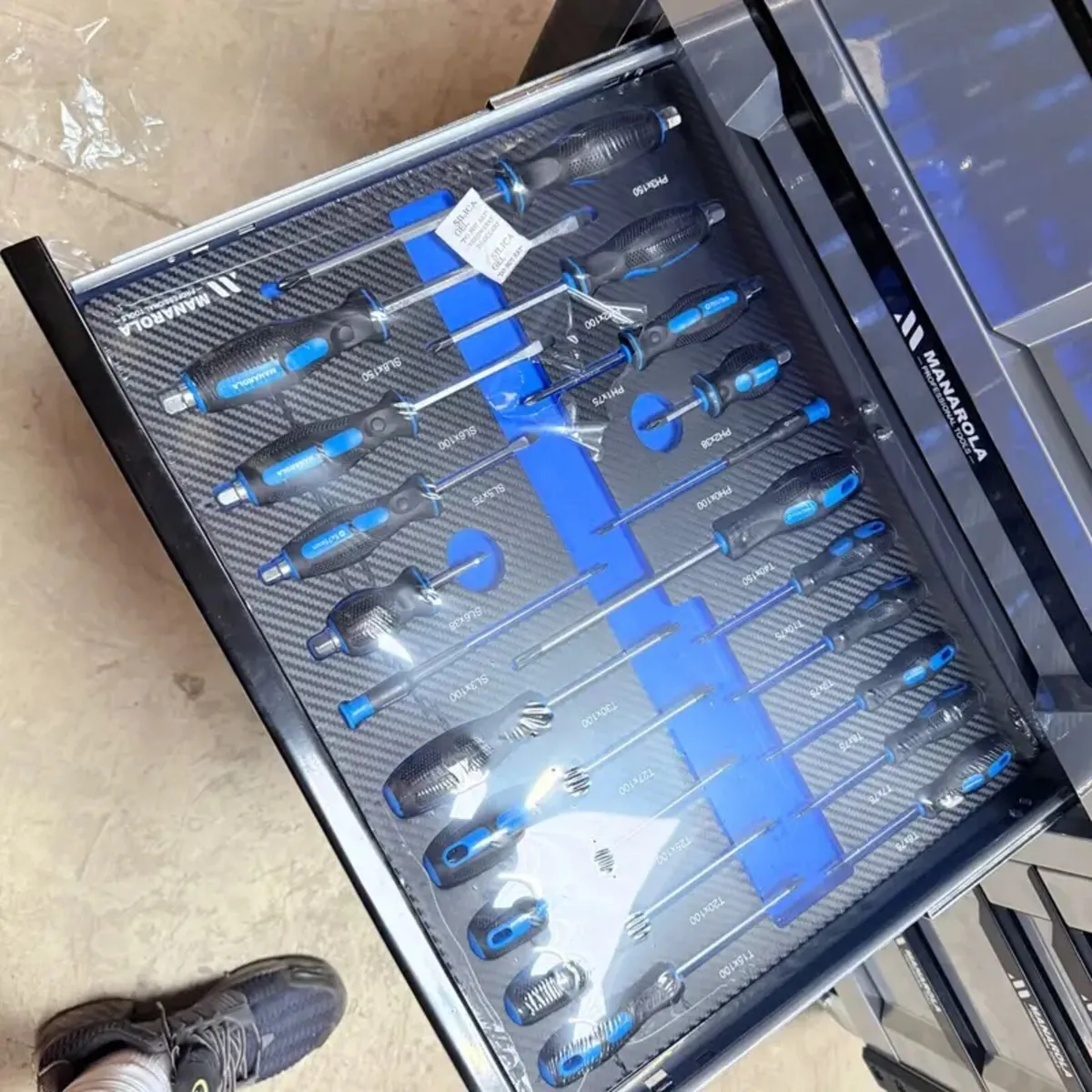 NEW 12 DRAWER TOOL CHEST FULL OF TOOLS - Image 4