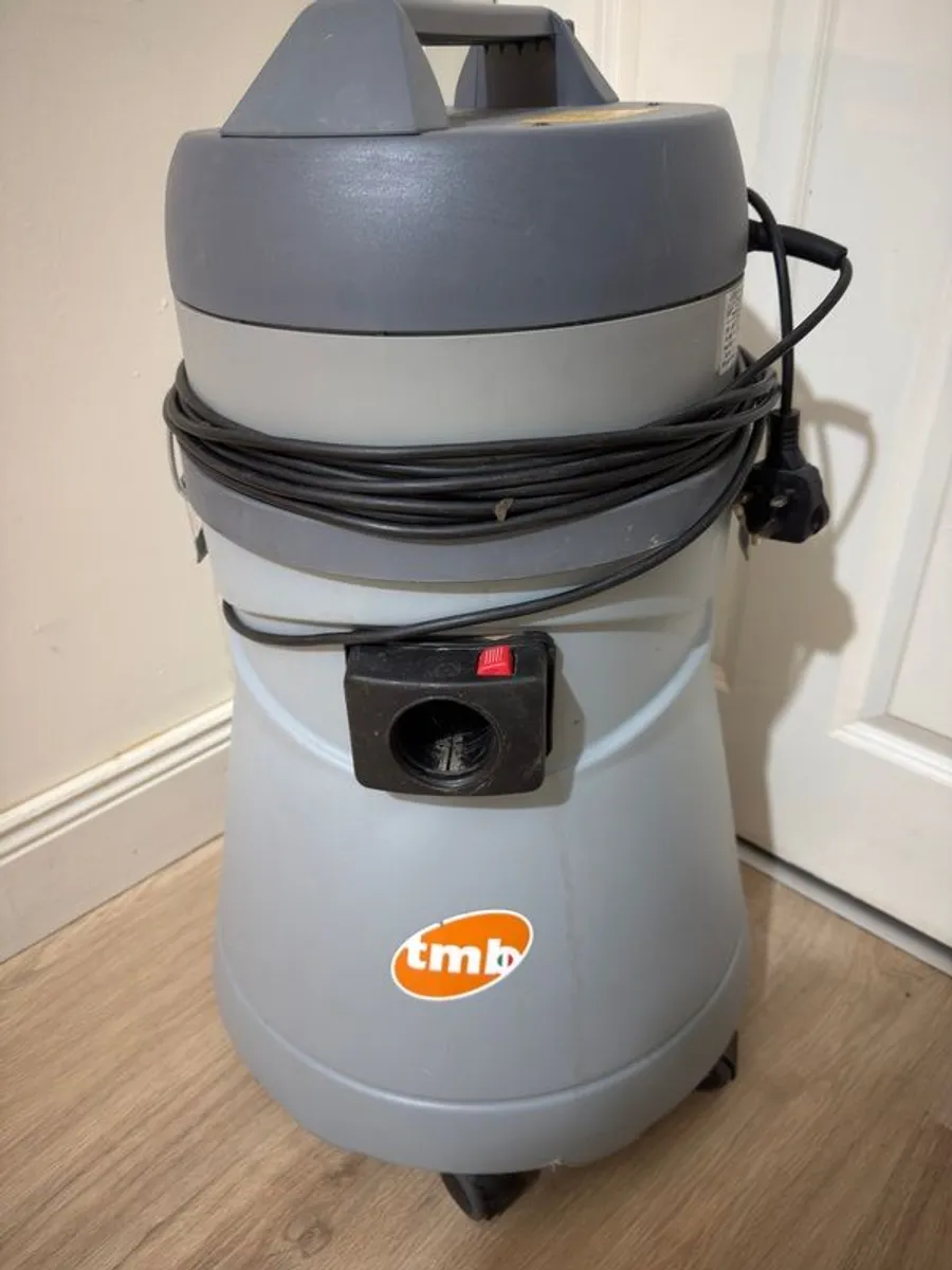 Industrial vacuum cleaner - Image 1