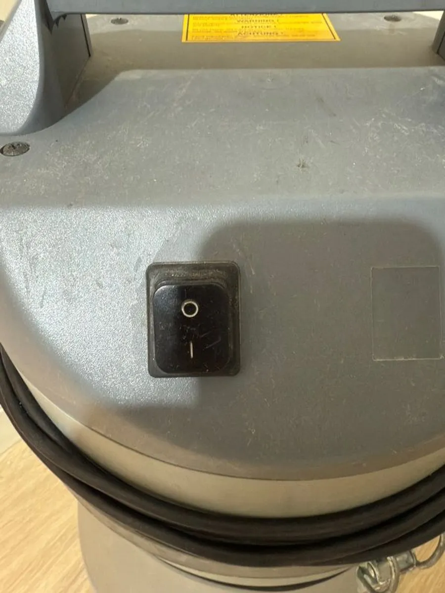 Industrial vacuum cleaner - Image 2