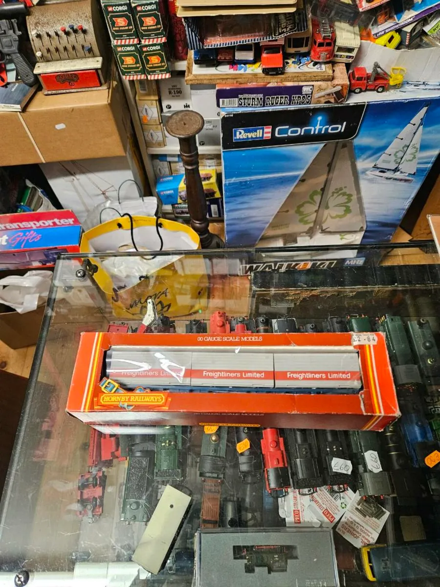 Hornby OO Gauge Container Wagon - Image 1