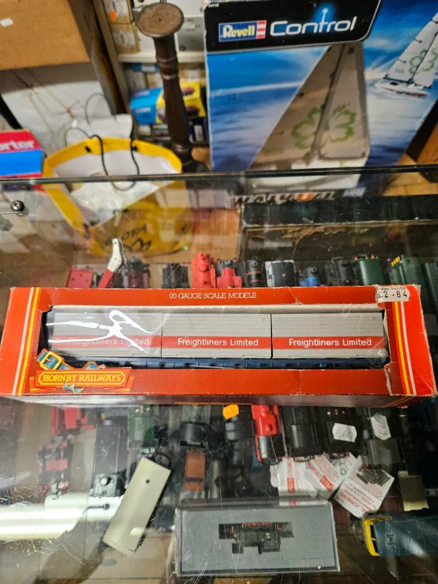 Hornby OO Gauge Container Wagon - Image 2