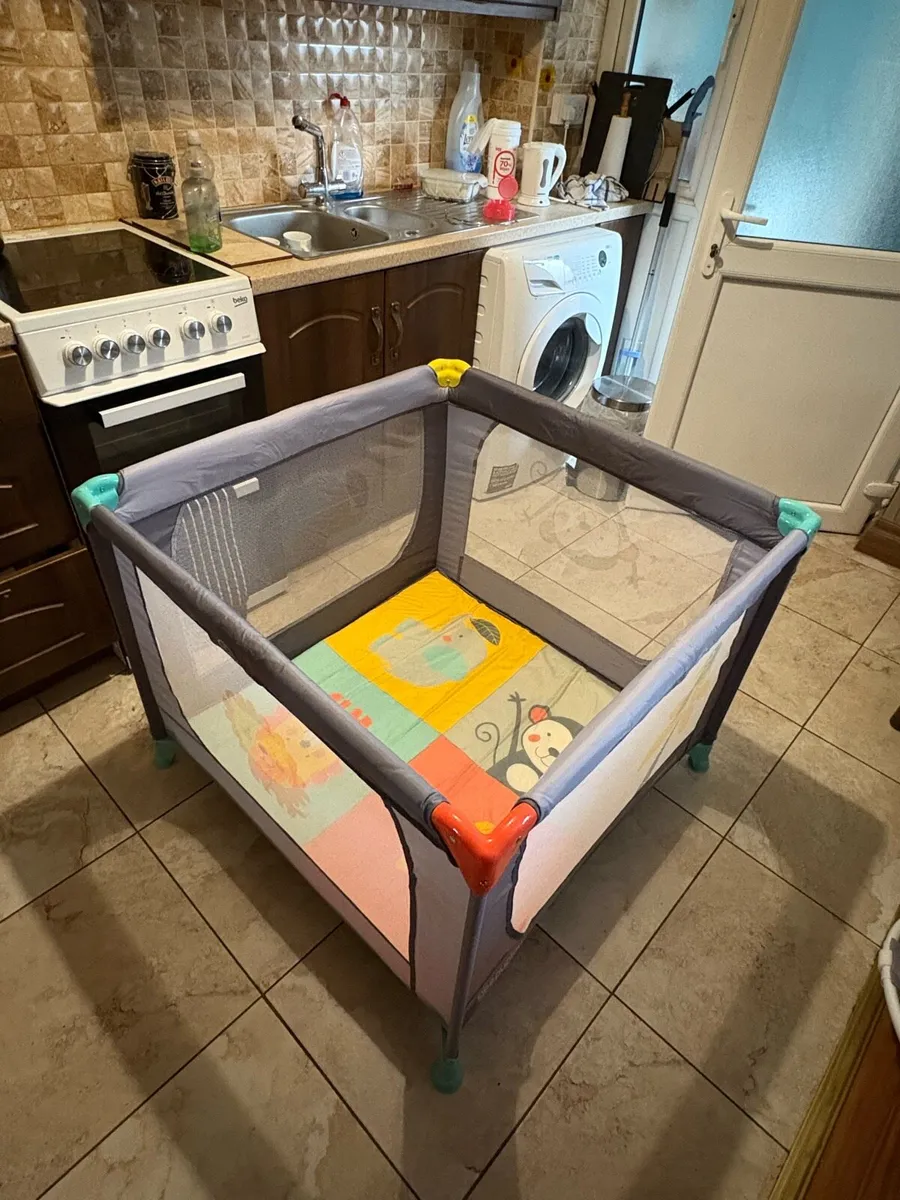 Baby bouncers and travel cot - Image 2