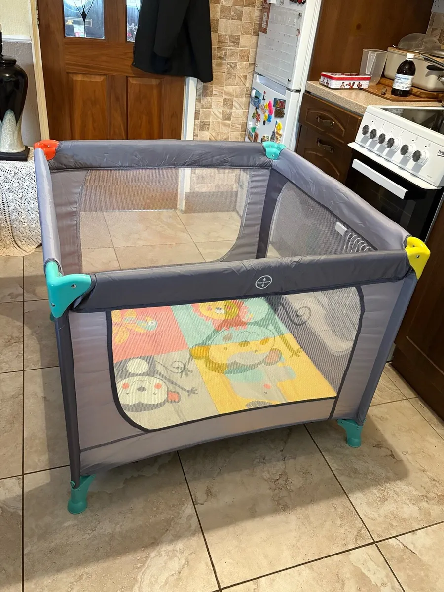 Baby bouncers and travel cot - Image 3